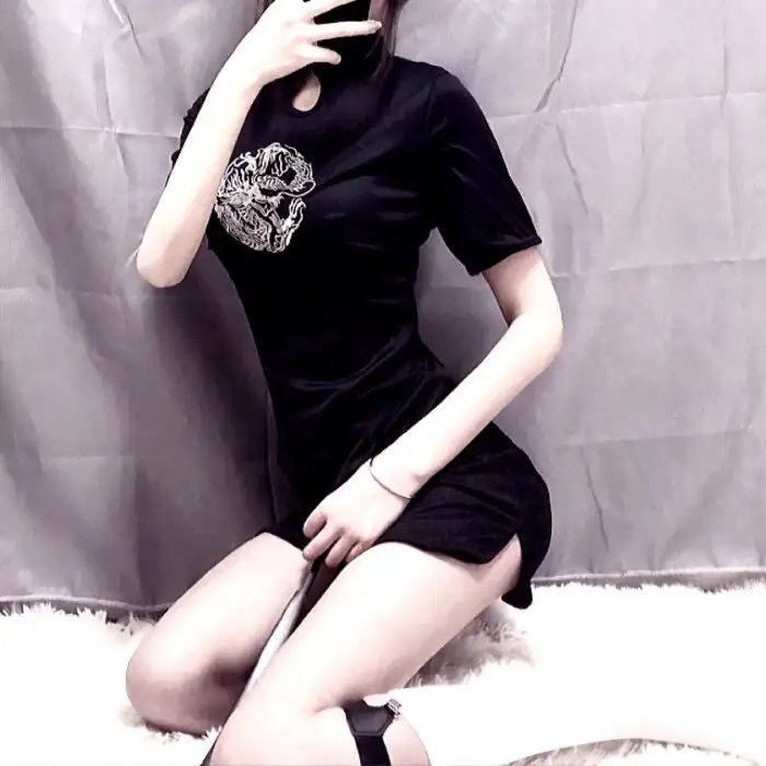 灰天鹅绒上的四只苍蝇